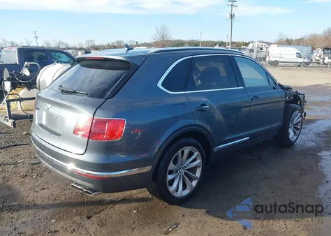 2017 Bentley Bentayga W12/W12 First Edition z USA, uszkodzony, nr VIN SJAAC2ZV0HC015910